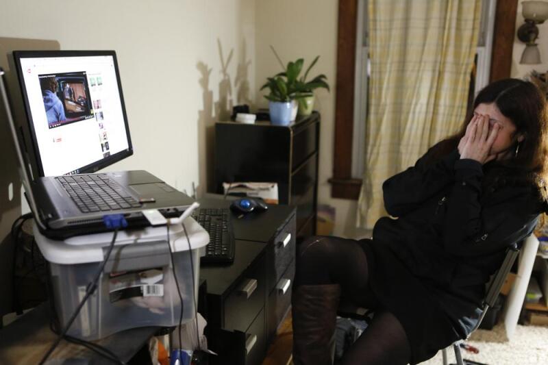 Mujeres son más acosadas en línea