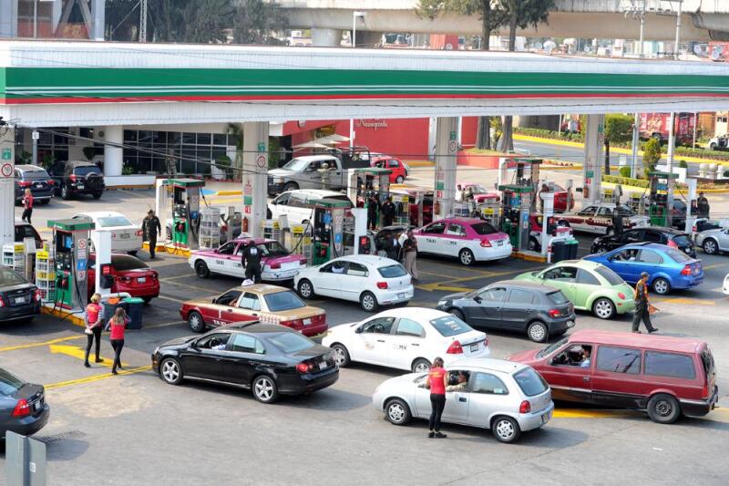 Critican propuesta de AMLO de congelar precios de gasolinas