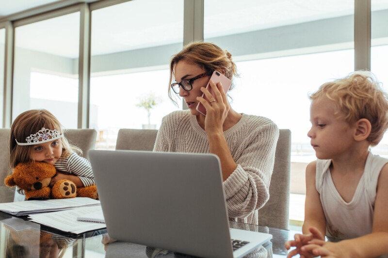 Tres ideas para emprender en casa como mamá y sin invertir